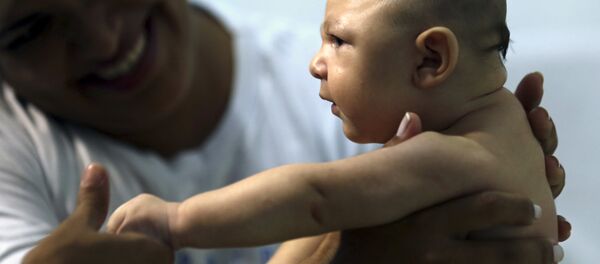 Therapist Rozely Fontoura holds Juan Pedro, who has microcephaly, in Recife, Brazil March 26, 2016 - Sputnik International