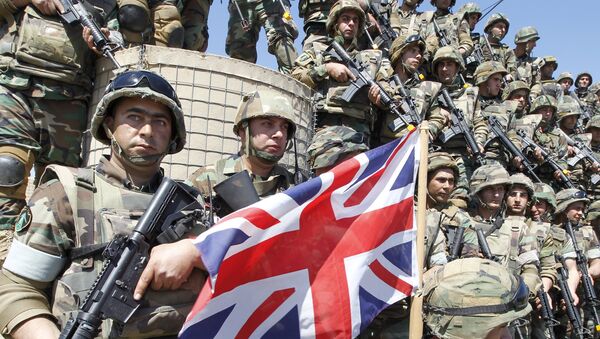 Lebanese army soldiers carry their weapons as they stand during the visit of Britain's Foreign Secretary Philip Hammond to a military air base in Hamat, northern Lebanon March 31, 2016 - Sputnik International