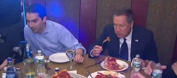 John Kasich Defends Eating New York Pizza With a Fork John Kasich Defends Eating New York Pizza With a Fork - Sputnik International