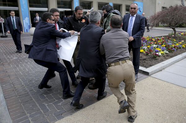 Turkish security personnel struggle to take a sign away from protesters in front of the Brookings Institute before the arrival of Turkish President Recep Tayyip Erdogan in Washington. - Sputnik International