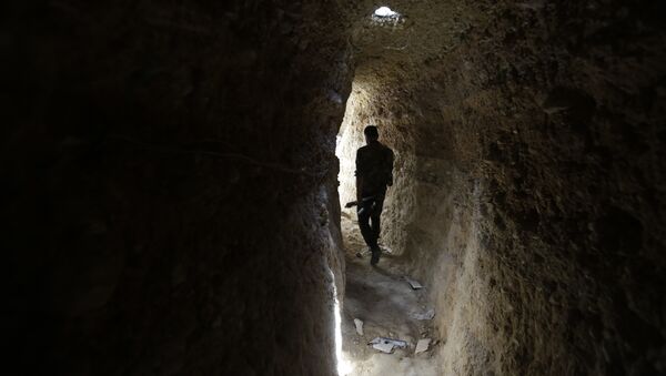 A Syrian army soldier makes his way in a tunnel reportedly previously used by rebel fighters in Jobar, a mostly rebel-held area on the eastern outskirts of Damascus on June 2, 2014 - Sputnik International