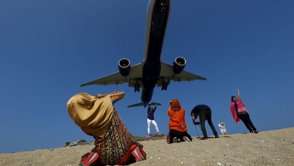 Туристы фотографируют летящий самолет на Пхукете, Таиланд - Sputnik International