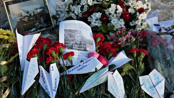 Flowers laid at the monument to pilots in the Russian city of Lipetsk in memory of Oleg Peshkov - Sputnik International