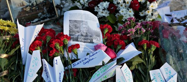 Flowers laid at the monument to pilots in the Russian city of Lipetsk in memory of Oleg Peshkov - Sputnik International