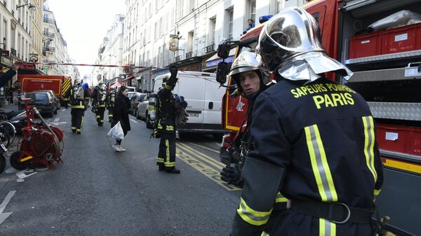 Firefighters intervene in rue du Cherche-Midi in Paris' 6th district near the scene where an appartment building exploded on April 1, 2016 in Paris - Sputnik International