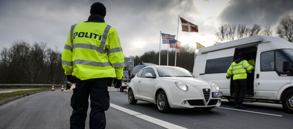 Border police checks IDs on January 4, 2016 at the Danish-German boarder town Krusaa - Sputnik International