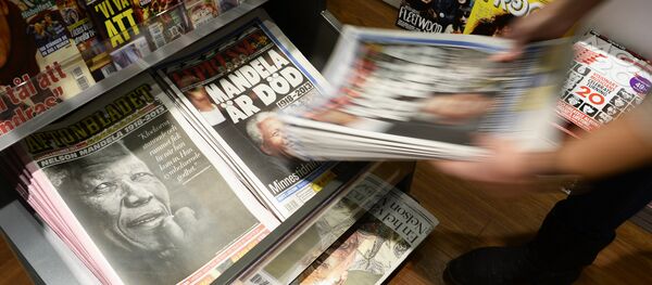 Swedish newspapers with frontpages depicting South Africa's anti-apartheid icon Nelson Mandela - Sputnik International