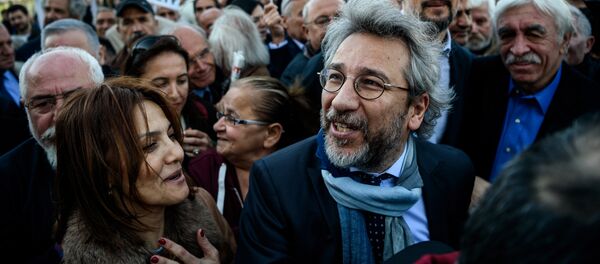 Turkish opposition Cumhuriyet daily's editor-in-chief Can Dundar (C) arrives at the Istanbul courthouse for his trial on April 1, 2016 - Sputnik International