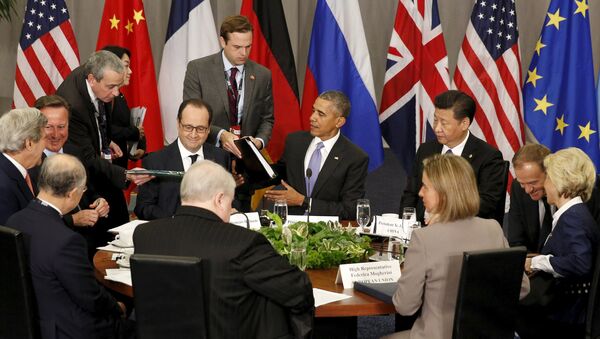 US President Barack Obama hosts a meeting with members of the P5+1 during the Nuclear Security Summit in Washington April 1, 2016. Flanking Obama are French President Francois Hollande (L) and Chinese President Xi Jinping. - Sputnik International