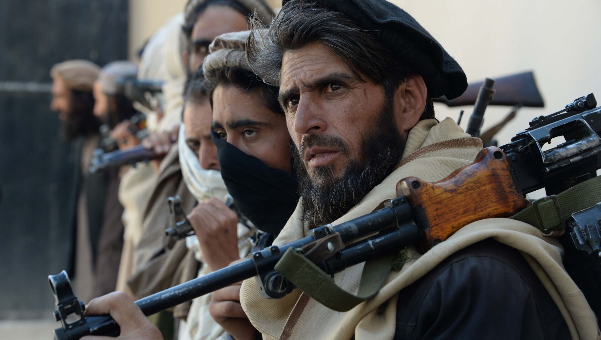 Afghan alleged former Taliban fighters carry their weapons before handing them over as part of a government peace and reconciliation process at a ceremony in Jalalabad on February 24, 2016 - Sputnik International, 1920, 28.06.2021