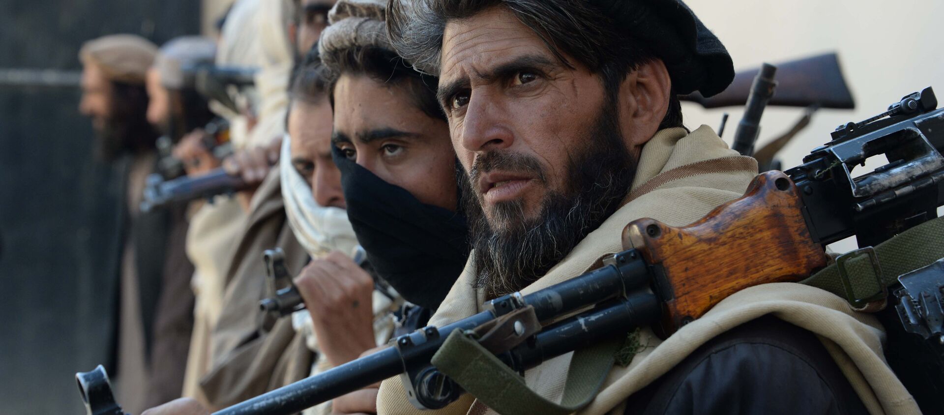 Afghan alleged former Taliban fighters carry their weapons before handing them over as part of a government peace and reconciliation process at a ceremony in Jalalabad on February 24, 2016 - Sputnik International, 1920, 28.06.2021