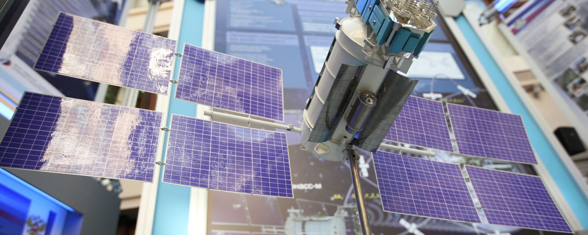 A GLONASS [Global Navigation Satellite System] satellite mock-up on display at the exhibition Space -- Elections -- Telecommunications - Sputnik International, 1920, 24.07.2022