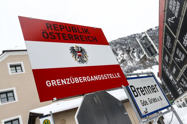 A border sign reading 'Republic of Austria - boarder' is seen in the Italian village of Brenner on the Italian - Austrian boarder. A border sign reading 'Republic of Austria - boarder' is seen in the Italian village of Brenner on the Italian - Austrian boarder. - Sputnik International