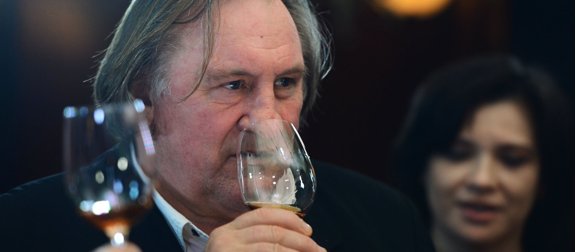 Actor Gerard Depardieu tastes Crimean wines in a Moscow restaurant. - Sputnik International, 1920, 30.08.2020
