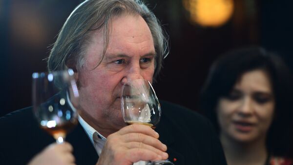 Actor Gerard Depardieu tastes Crimean wines in a Moscow restaurant. - Sputnik International