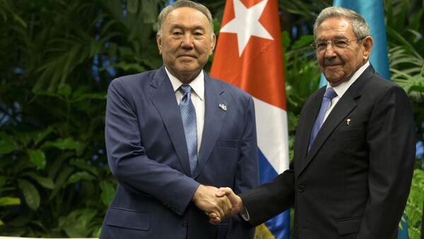 Cuba's President Raul Castro, left, and Kazakhstan's President Nursultan Nazarbayev, pose for a photo in Revolution Palace in Havana, Cuba, Saturday, April 2, 2016 - Sputnik International