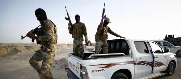 Iraqi Sunni men presented as former jihadists fighting alongside the Islamic State (IS) group who defected to join Iraq government forces take position in Amriyat al-Fallujah, in Iraq's Anbar province, on May 26, 2015. - Sputnik International