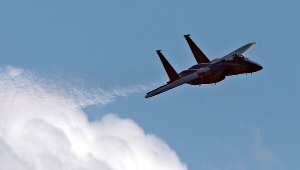 A US Air Force F15 streaks through the sky - Sputnik International