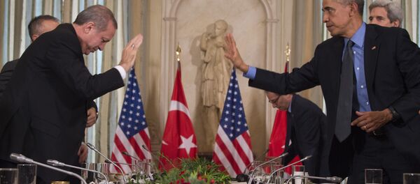 US President Barack Obama (R) greets Turkish President Recep Tayyip Erdogan prior to a meeting at the US Chief of Mission’s residence in Paris on December 1, 2015. - Sputnik International