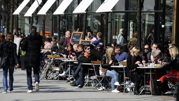 People enjoy a sunny afternoon at the terrace of a bar in Stockholm - Sputnik International