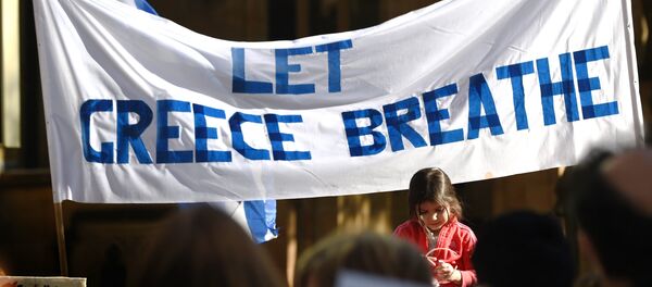 A young girl reacts as she joins Greek residents and other supporters at a rally in Sydney on July 4, 2015. - Sputnik International