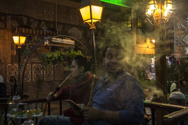 People smoke hookahs in a Damascus cafe People smoke hookahs in a Damascus cafe - Sputnik International