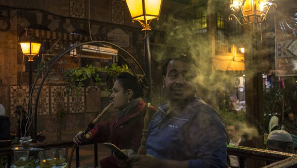 People smoke hookahs in a Damascus cafe - Sputnik International