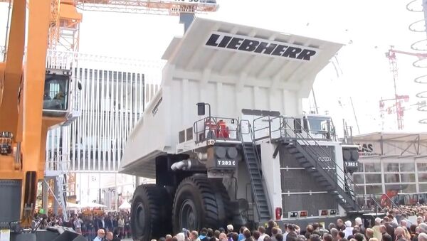 The biggest dump truck in the world - Sputnik International