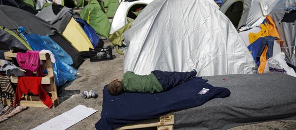 A child sleeps outside a tent at a makeshift camp for refugees and migrants at the port of Piraeus, near Athens, Greece April 3, 2016. A child sleeps outside a tent at a makeshift camp for refugees and migrants at the port of Piraeus, near Athens, Greece April 3, 2016. - Sputnik International