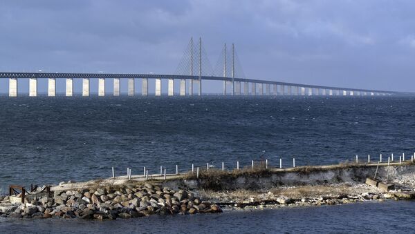 The Oresund bridge pictured from Lernacken on the Swedish side of the Oresund strait November 12, 2015. - Sputnik International
