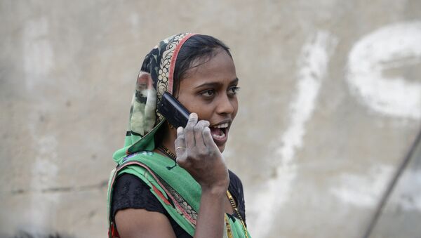 An Indian woman speaks on a mobile phone - Sputnik International