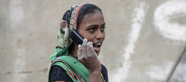 An Indian woman speaks on a mobile phone - Sputnik International