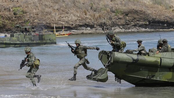 Philippine Marines exit from a U.S.-made fast craft as they assault a target during a live-fire joint U.S.-Philippines military exercise dubbed Balikatan 2014. - Sputnik International