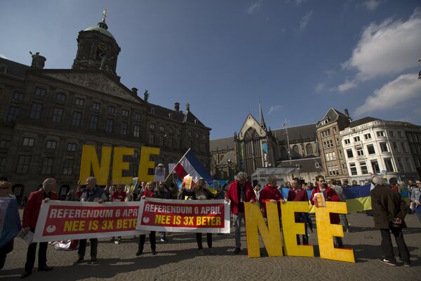 Demonstrators call for people to vote no in the EU referendum during a protest at Dam Square in Amsterdam, the Netherlands April 3, 2016. Demonstrators call for people to vote no in the EU referendum during a protest at Dam Square in Amsterdam, the Netherlands April 3, 2016. - Sputnik International