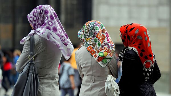 Three women of Turkish origin wearing colourful headscarves - Sputnik International