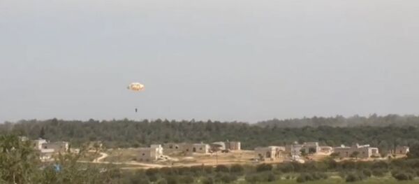 A pilot parachutes from a plane that was shot down, in this still image taken from video footage said to be shot in Al Eiss, Aleppo province, Syria, and uploaded to a social media website on April 5, 2016. A pilot parachutes from a plane that was shot down, in this still image taken from video footage said to be shot in Al Eiss, Aleppo province, Syria, and uploaded to a social media website on April 5, 2016. - Sputnik International