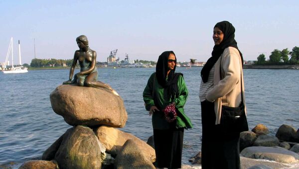 Somalian refugees living in Denmark pose by the Little Mermaid statue in Copenhagen - Sputnik International