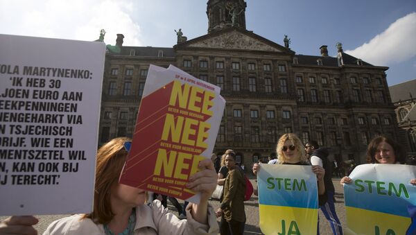 Demonstrators who support the yes vote of an EU referendum and those who support the no vote protest at the Dam Square in Amsterdam, the Netherlands April 3, 2016 - Sputnik International