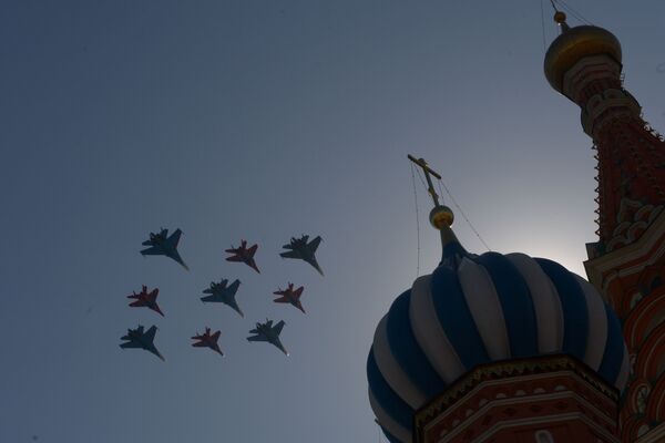 Top Class Aerobatics of Russian Knights - Sputnik International