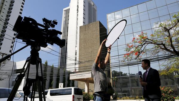 Members of the media stand outside the Arango Orillac Building where Mossack Fonseca law firm is situated at in Panama City, April 5, 2016 - Sputnik International