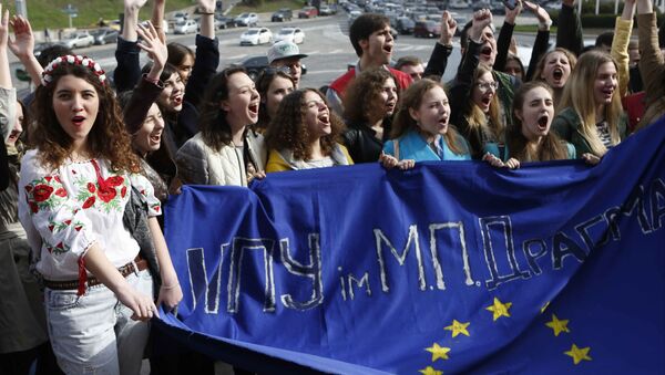 Ukrainian students hold a EU flag with a sign reading A pedagogical university, as they stand in a live chain in downtown Kiev, Ukraine, Tuesday, April 5, 2016. Ukrainian students gathered in Kiev to back Ukraine's cause on the eve of a Dutch referendum on an association deal between Ukraine and the EU - Sputnik International