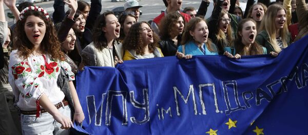 Ukrainian students hold a EU flag with a sign reading A pedagogical university, as they stand in a live chain in downtown Kiev, Ukraine, Tuesday, April 5, 2016. Ukrainian students gathered in Kiev to back Ukraine's cause on the eve of a Dutch referendum on an association deal between Ukraine and the EU Ukrainian students hold a EU flag with a sign reading A pedagogical university, as they stand in a live chain in downtown Kiev, Ukraine, Tuesday, April 5, 2016. Ukrainian students gathered in Kiev to back Ukraine's cause on the eve of a Dutch referendum on an association deal between Ukraine and the EU - Sputnik International