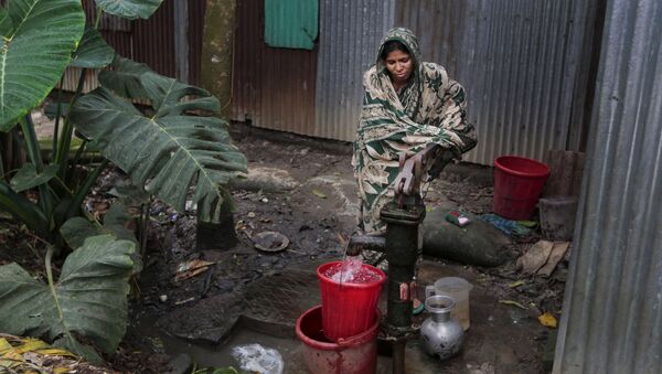 In this April 5, 2016 photo, a Bangladeshi woman collects arsenic-tainted water from a tube-well in Khirdasdi village, outskirts of Dhaka, Bangladesh - Sputnik International