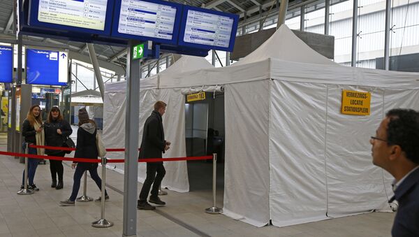 People cast their vote for the consultative referendum on the association between Ukraine and the European Union in a makeshift polling booth at the Central train station in Utrecht, the Netherlands, April 6, 2016 - Sputnik International