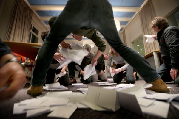 Officials count the votes of the Dutch referendum about the association agreement between the EU and Ukraine on April 6, 2016 at a voting office in Schiermonnikoog Officials count the votes of the Dutch referendum about the association agreement between the EU and Ukraine on April 6, 2016 at a voting office in Schiermonnikoog - Sputnik International