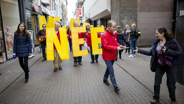 Dutch member of the Socialist Party (SP) Harry van Bommel hands out flyers against a referendum on the association treaty with Ukraine, in The Hague, on April 5, 2016 - Sputnik International