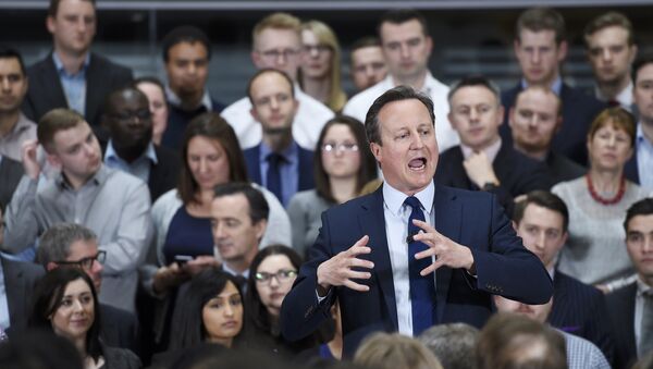 Britain's Prime Minister David Cameron holds a Q&A session on the forthcoming European Union referendum with staff of PricewaterhouseCoopers in Birmingham, Britain, April 5, 2016. - Sputnik International