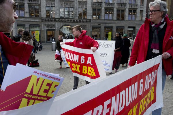 Demonstrators call for a NO vote in Wednesday's upcoming EU-Ukraine referendum, in Amsterdam, Netherlands, Sunday, April 3, 2016 Demonstrators call for a NO vote in Wednesday's upcoming EU-Ukraine referendum, in Amsterdam, Netherlands, Sunday, April 3, 2016 - Sputnik International