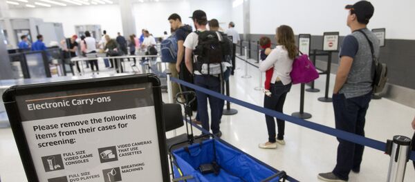 Passengers line up to go through security at the Fort Lauderdale-Hollywood International Airport, Friday, Dec. 18, 2015, in Fort Lauderdale, Fla Passengers line up to go through security at the Fort Lauderdale-Hollywood International Airport, Friday, Dec. 18, 2015, in Fort Lauderdale, Fla - Sputnik International
