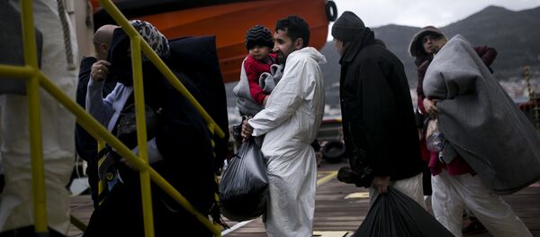 A man from Syria holds his baby as at the registration centre on the Greek island of Samos (File) - Sputnik International